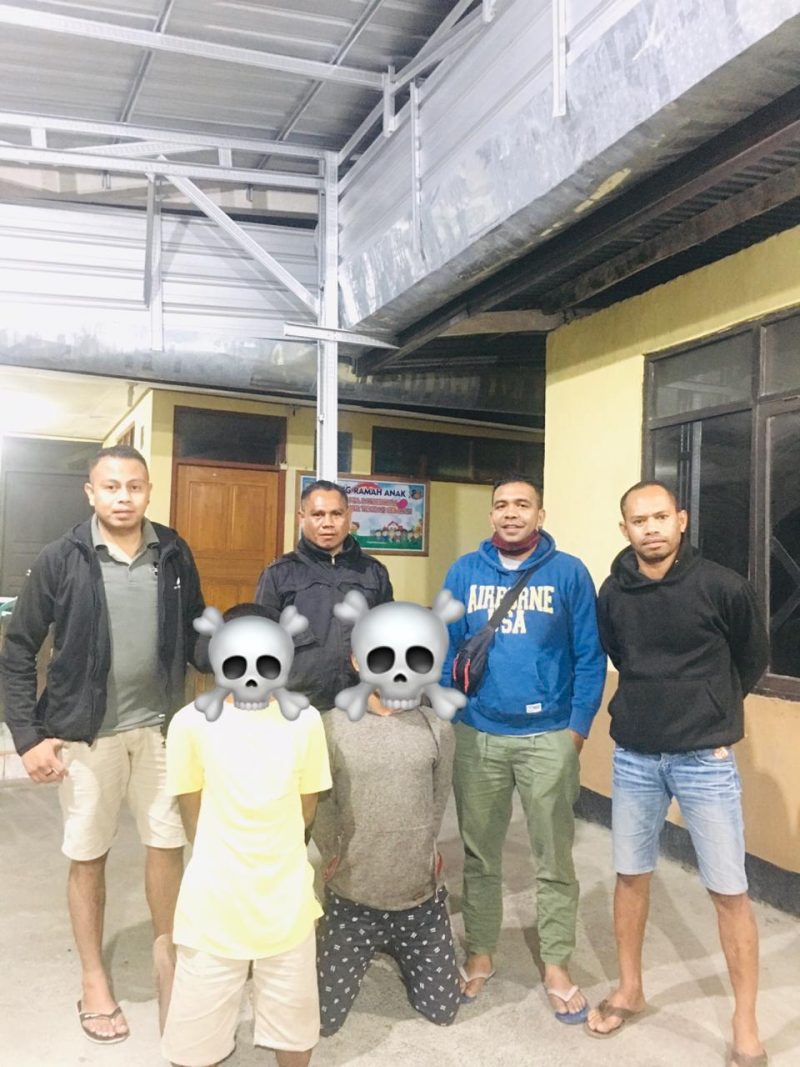 Polres TTS Rabu, (7/10/2020) sekitar pukul 17.00 wita bertempat di nunsena, RT/ RW 007/001, Desa Mnelalete, Kec. Amanuban barat, Kabupaten Timor Tengah Selatan (TTS), Provinsi Nusa Tenggara Timur (NTT) telah terjadi tindak pidana penganiayaan secara bersama-sama yangg di lakukan oleh tersangka AK,  tersangka AW dan tersangka RT terhadap korban ADB. 