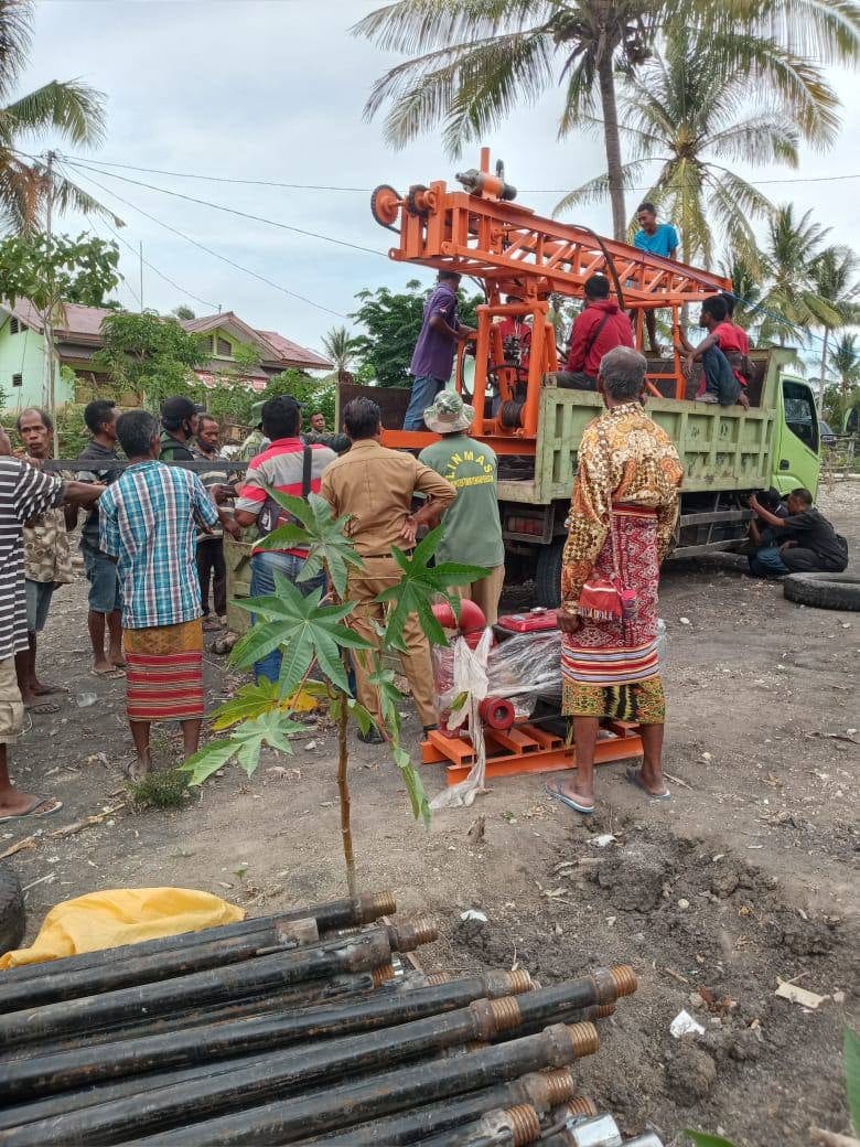 Keterangan Gambar: Masyarakat Desa Fatukopa membantu menurunkan mesin bor untuk pengeboran air tanah bantuan YPKM dan KASOGI. (Foto: Inyo Faot)