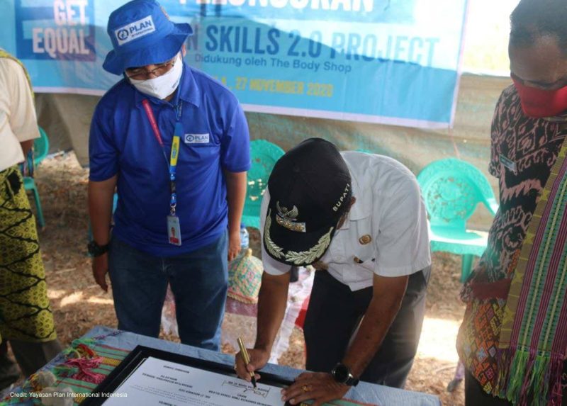 Bupati TTS, Eugusem Piter Tahun, ST.MM di dampingi oleh PIA Manager Plan Indonesia, Muhammad Thamrin saat menandatangani plakat kesepakatan bersama untuk pelaksanaan program 'Green Skills 2.0'
(Foto: Plan Indonesia) 
