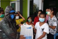 Penyerahan Bantuan Oleh Plan Indonesia Kepada Korban Banjir di Lembata-NTT 