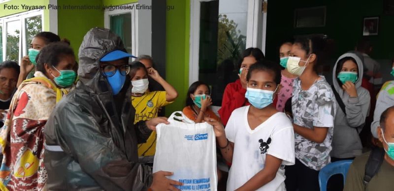 Penyerahan Bantuan Oleh Plan Indonesia Kepada Korban Banjir di Lembata-NTT 
