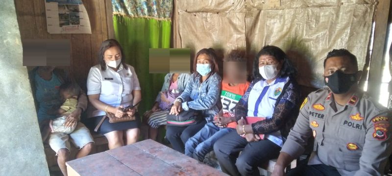 Kepala Dinas P3A kabupaten TTS bersama staf, Kapolsek Amanuban Tengah, YVT (korban kekerasan seksual yang dilakukan oleh ayah kandungnya AT) dan kedua saudaranya. (Foto: STC)