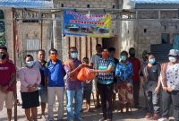 Pimpinan YPKM, Sandy Mathias Rupidara menyerahkan bantuan Sembako kepada warga terdampak banjir di Kaku'un melalui Posko korban banjir Kaku'un, desa Nauke Kusa, kabupaten Malaka. 