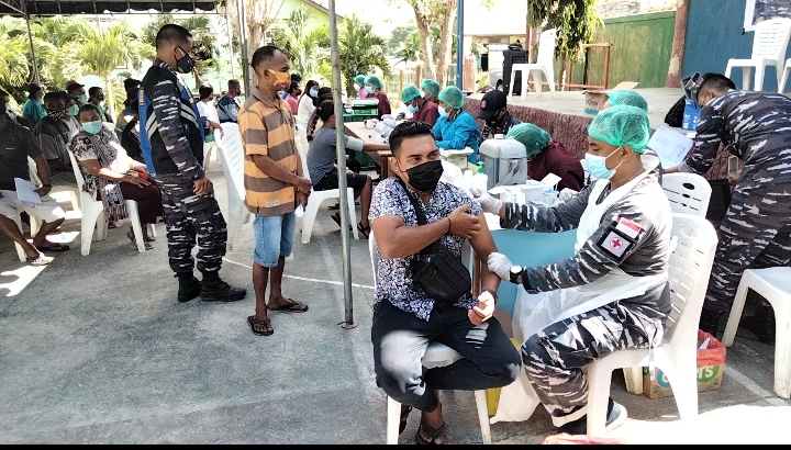 Pelayanan vaksin oleh TNI-AL melalui Lantamal VII Kupang kepada warga Niki-Niki, Kec. Amanuban Tengah, Kab. TTS pada Sabtu, 10/7/2021.