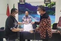Bupati Sikka, Robi Idong menyerahkan SK pengembalian guru-guru ASN yang dimutasikan untuk dikembalikan ke sekolah swasta