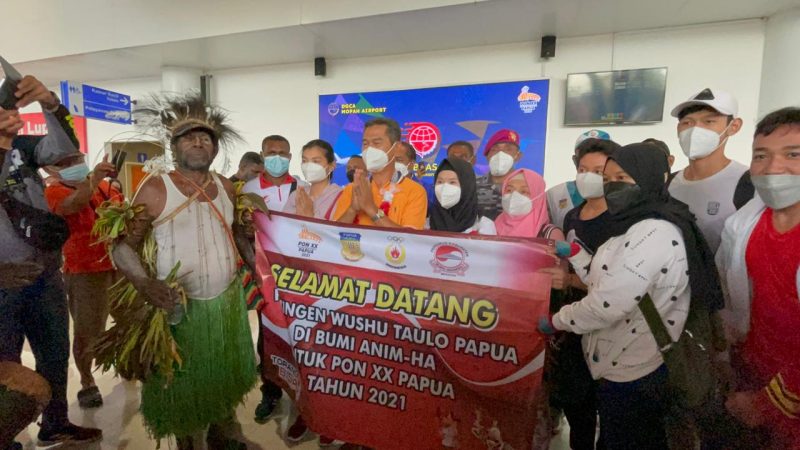 Penjemputan Tim Wushu Papua oleh masyarakat Marind di Bandara Udara Mopah Merauke.