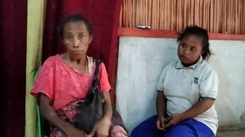 Acy Beti (kanan) seorang difabel asal desa Mio, Kec. Amanuban Selatan, Kab. TTS yang harus bekerja sebagai seorang pemukul batu demi memenuhi kebutuhan ekonomi keluarga didampingi Ibu kandungnya Naema Sabuna (kiri). (Foto: ST/Inyo)