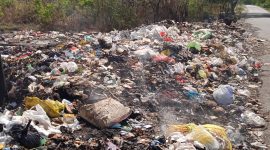 Nampak tumpukan sampah di Jln. Adi Sucipto, Kota Kupang yang mengeluarkan bau tak sedap nan menyengat.