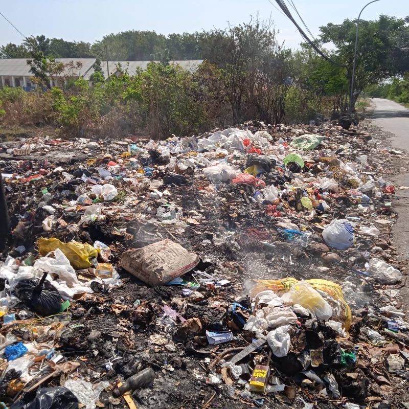 Nampak tumpukan sampah di Jln. Adi Sucipto, Kota Kupang yang mengeluarkan bau tak sedap nan menyengat.