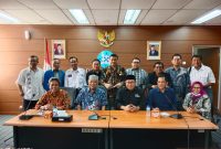 Ketua Dewan Pers Prof Azyumardi Azra didampingi anggota Dewan Pers Asmono Wikan menerima kunjungan audiensi SMSI yang dipimpin oleh Ketua Umum SMSI Firdaus di  gedung Dewan Pers, Jakarta, Jumat, 12 Agustus 2022.