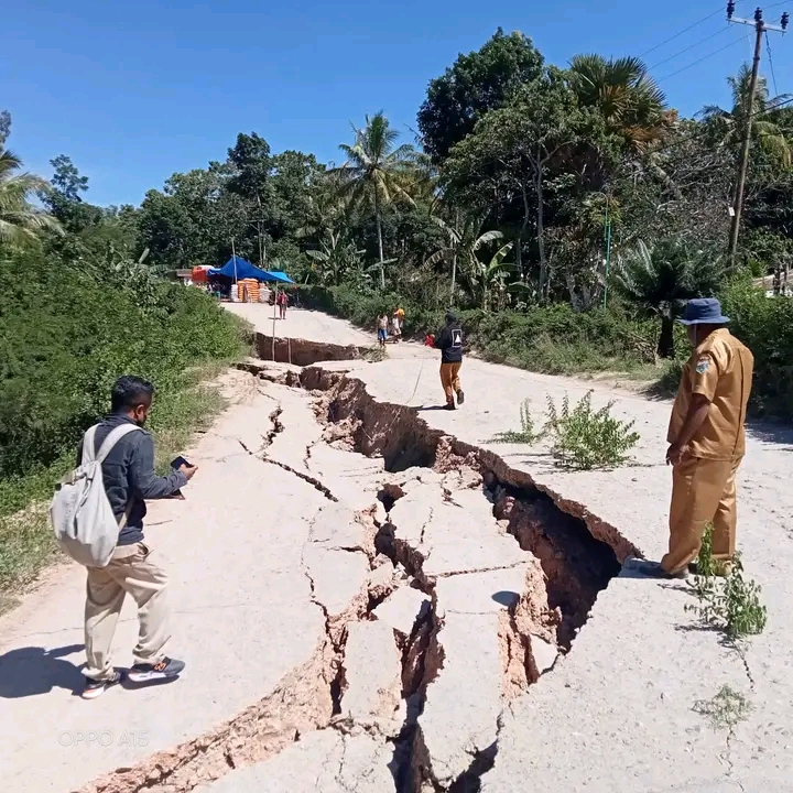 Tampak Kepala Desa Napi, Kec. Kie, Kab. TTS, Yutum Nombala, memantua ruas jalan yang putus akibat gempa bumi yang terjadi Selasa (10/01/2023) dini hari.