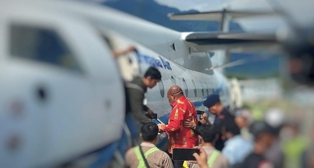 Gubernur Papua, Lukas Enembe saat di bawa KPK menuju Jakarta