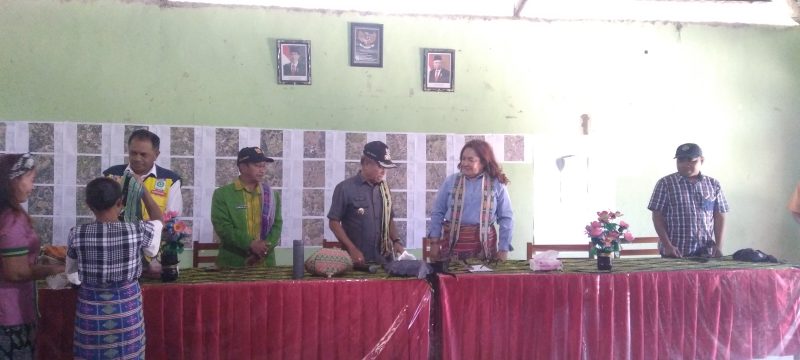 Pejabat Pembuat Komitmen (PPK) 2.1 BPJN Provinsi NTT, Heryanto Hotty (foto paling ujung kiri) saat diterima secara adat oleh masyarakat di desa Tetaf (Kamis, 31/08/2023) 